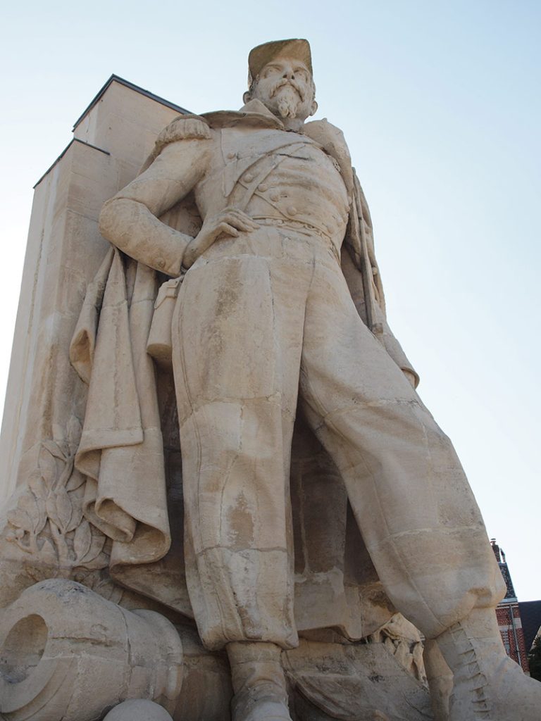 Situé sur la place d'armes, face à la caserne d'artillerie de La Fère